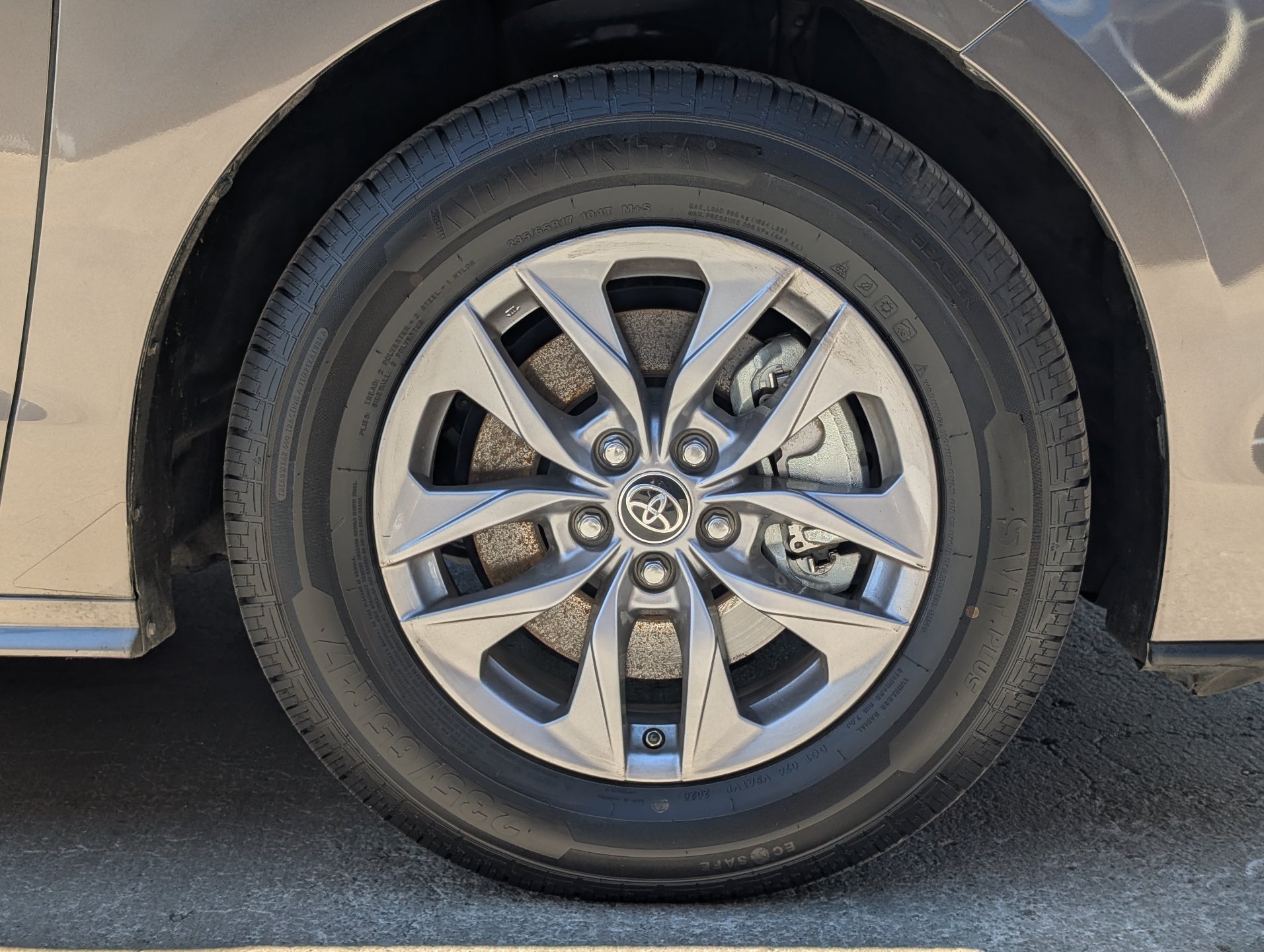 Used 2023 Toyota Sienna LE w/ LE Plus Package FWD image 6