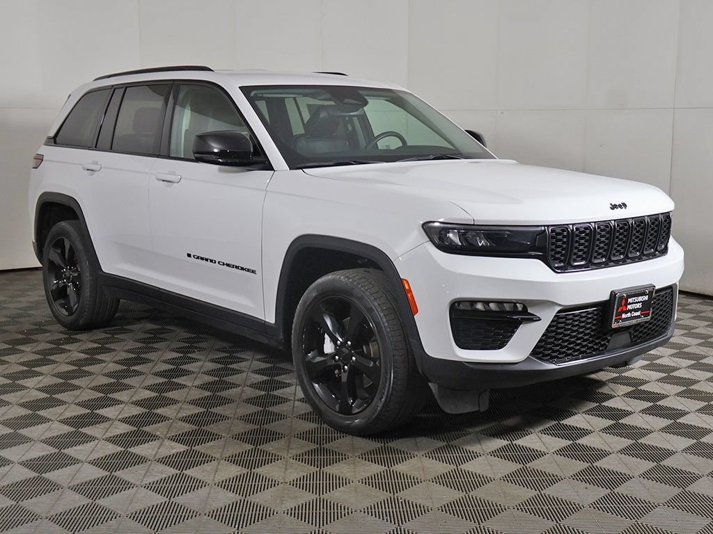 Used 2023 Jeep Grand Cherokee Limited w/ Black Appearance Package AWD/4WD image 2