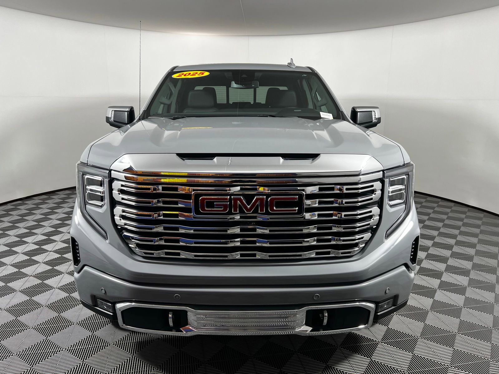 Used 2025 GMC Sierra 1500 Denali AWD/4WD image 2