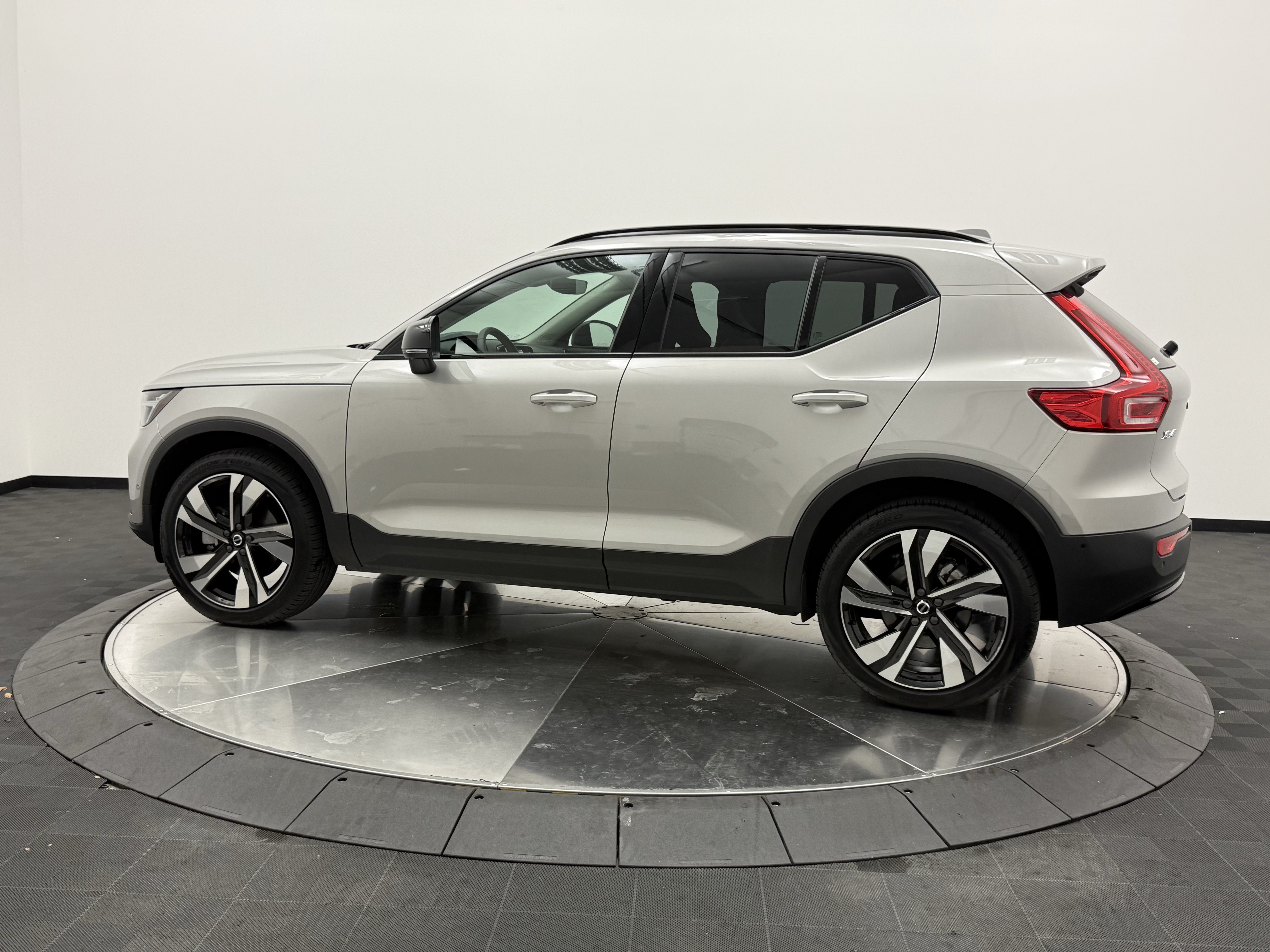 Certified 2025 Volvo XC40 B5 Ultra AWD/4WD image 5