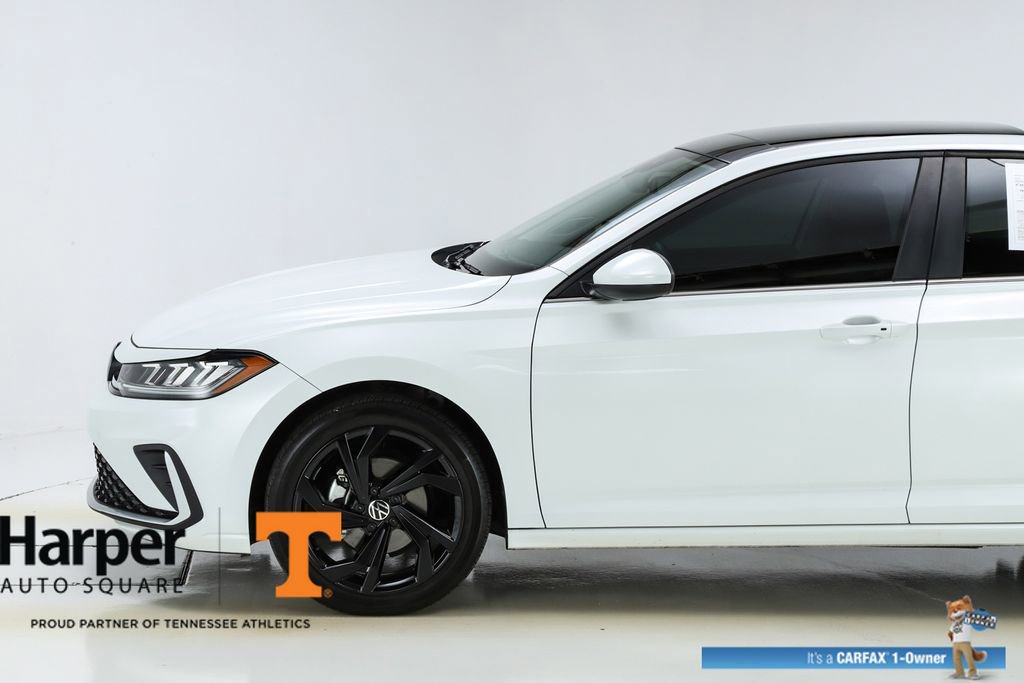 Used 2025 Volkswagen Jetta SE w/ Sunroof Package image 40