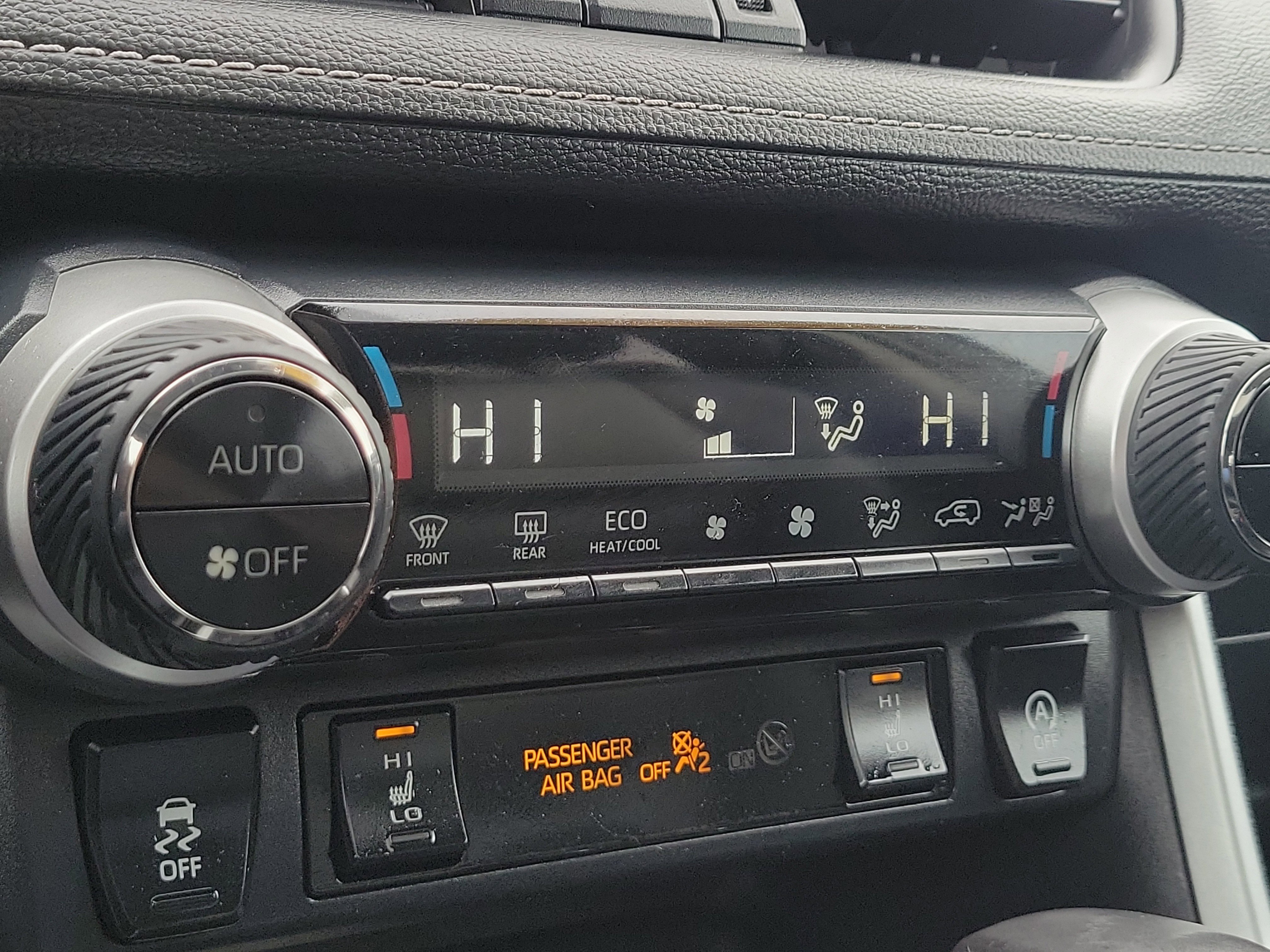 Used 2020 Toyota RAV4 XLE Premium image 31