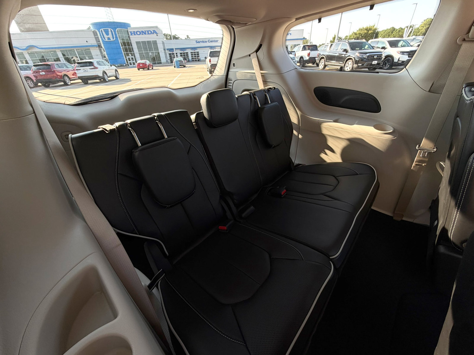 Used 2024 Chrysler Pacifica Limited AWD/4WD image 29