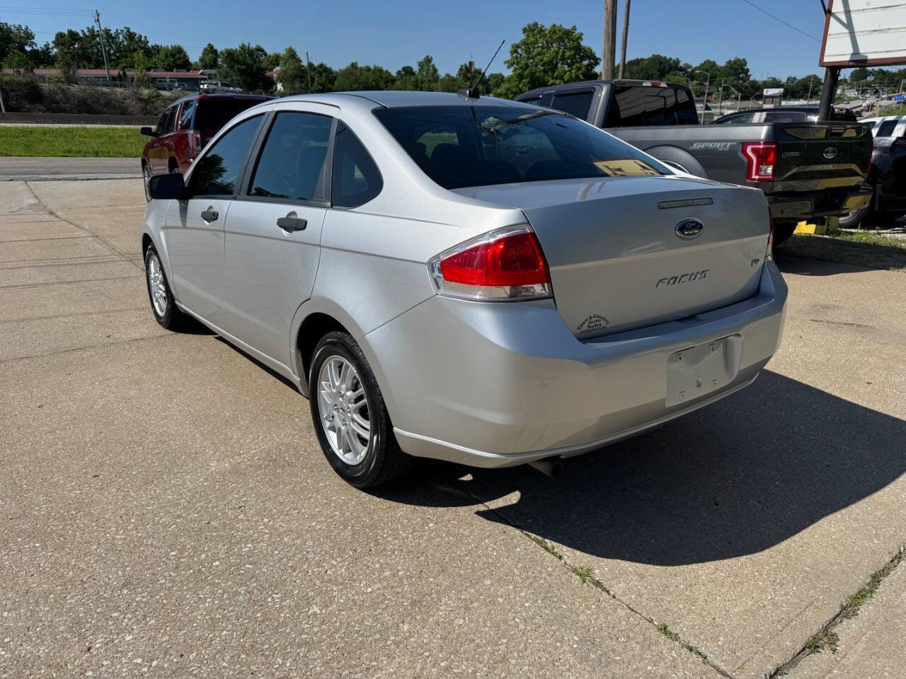 Used 2010 Ford Focus SE FWD image 5