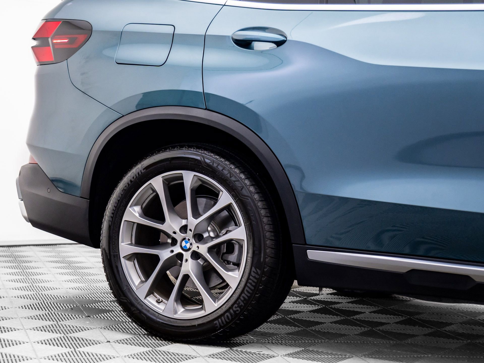 Used 2024 BMW X5 xDrive40i w/ Parking Assistance Package image 32