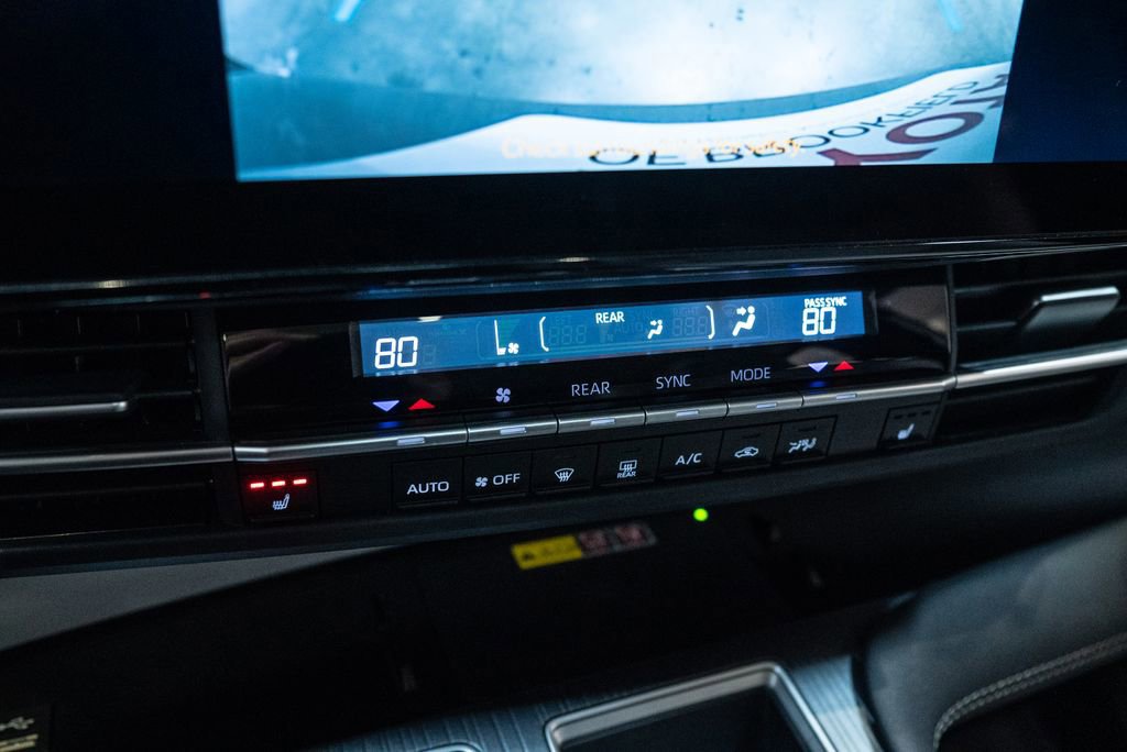 Used 2025 Toyota Sienna XLE AWD/4WD image 27