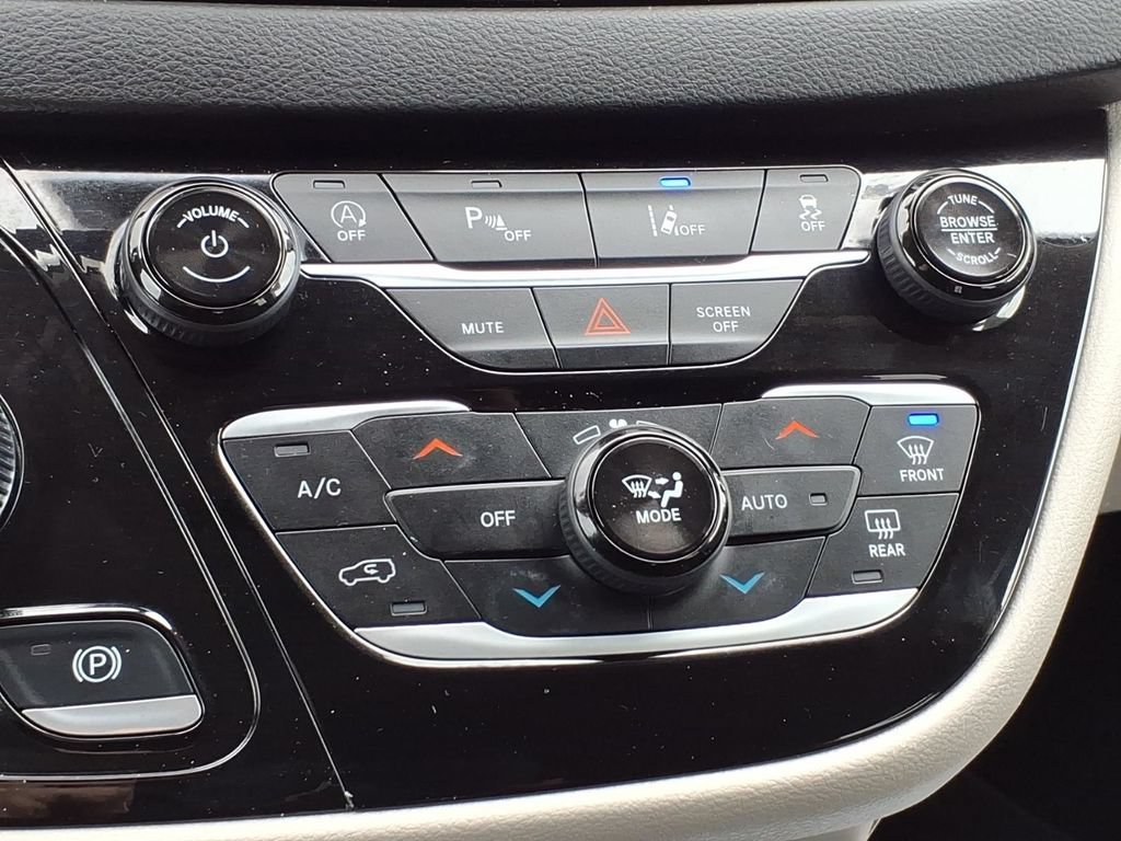 Used 2024 Chrysler Pacifica Touring-L FWD image 20