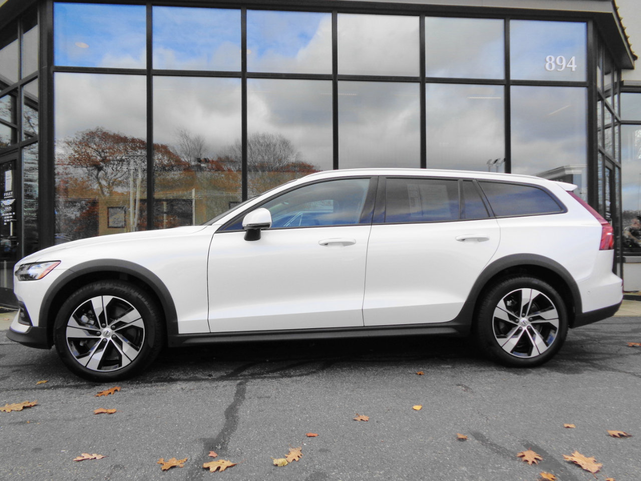 Used 2024 Volvo V60 B5 Cross Country Plus image 8