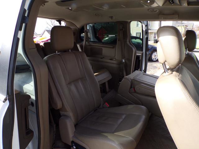 Used 2015 Chrysler Town & Country Touring-L w/ Driver Convenience Group image 15