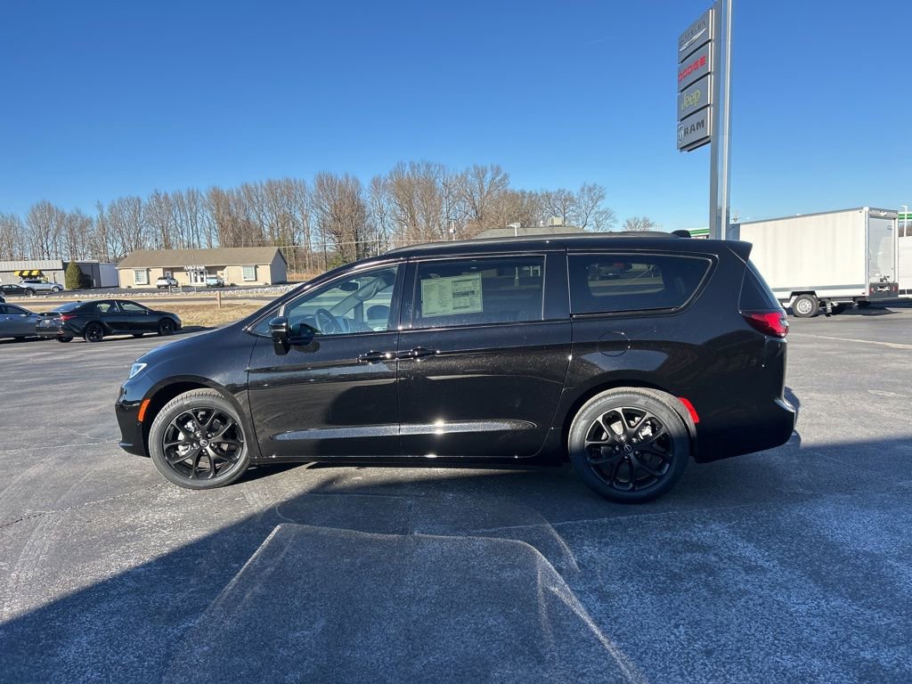New 2026 Chrysler Pacifica Limited w/ S Appearance Package image 7