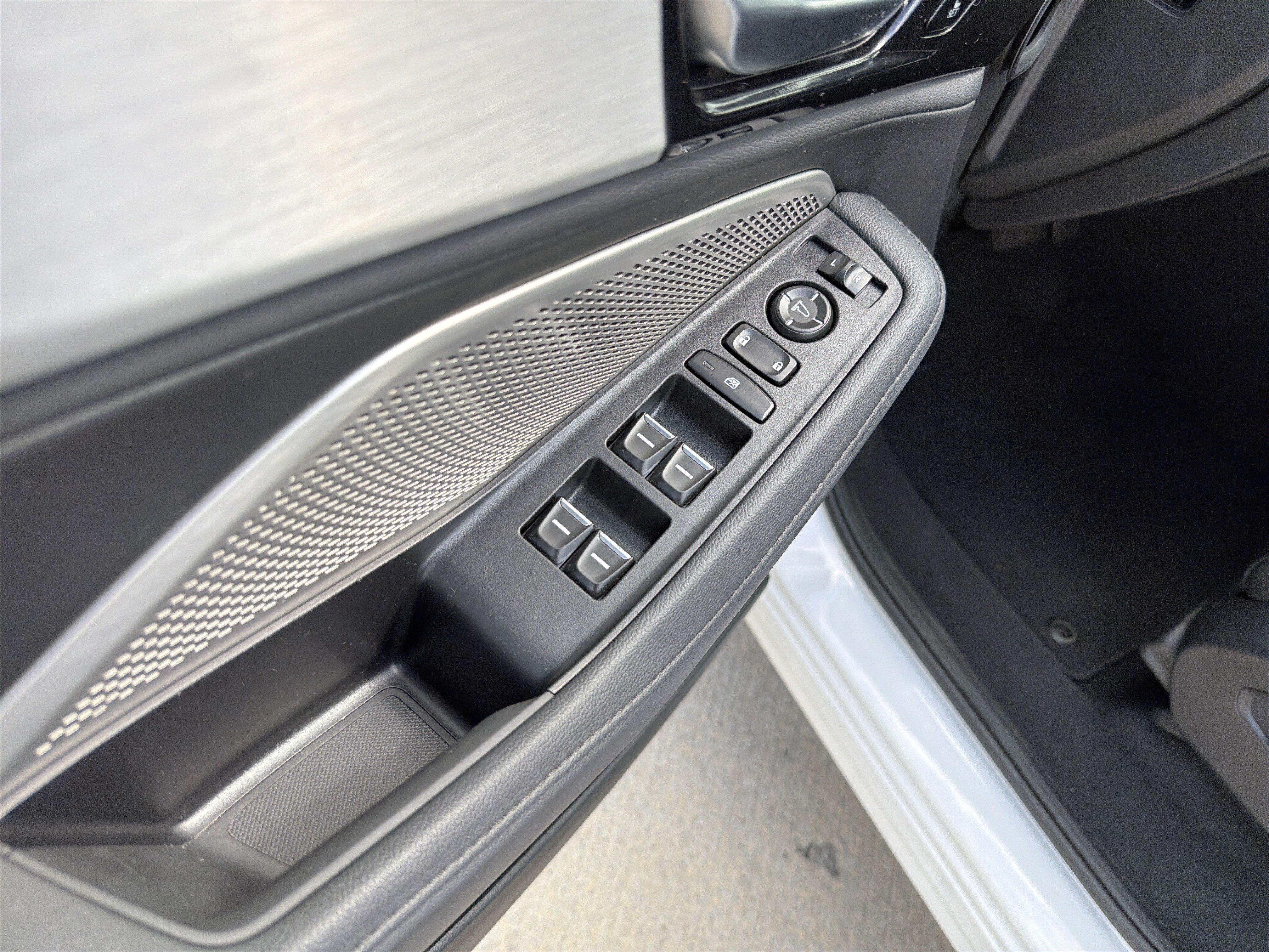 Used 2023 Acura MDX SH-AWD image 15