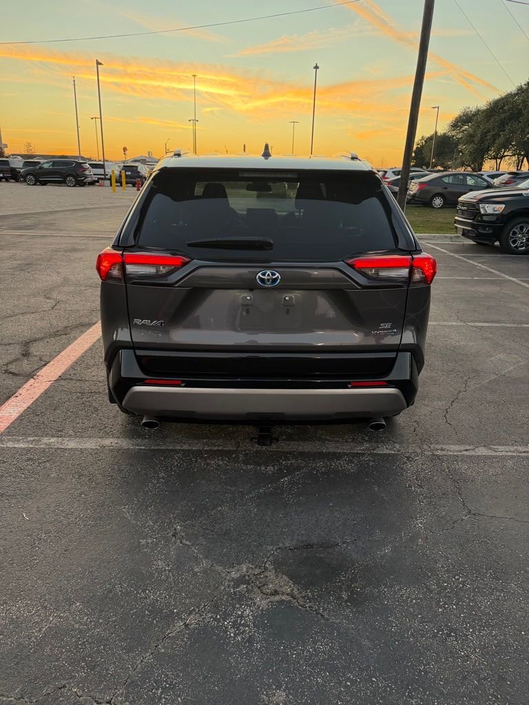 Used 2022 Toyota RAV4 SE image 3