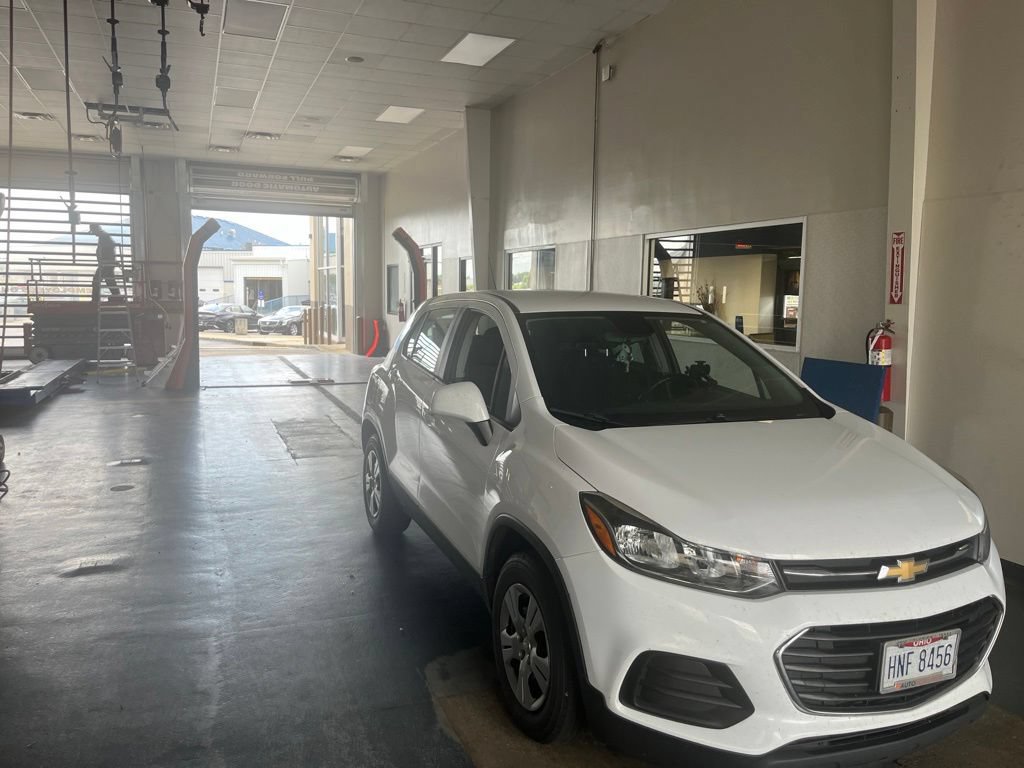 Used 2018 Chevrolet Trax LS FWD image 2