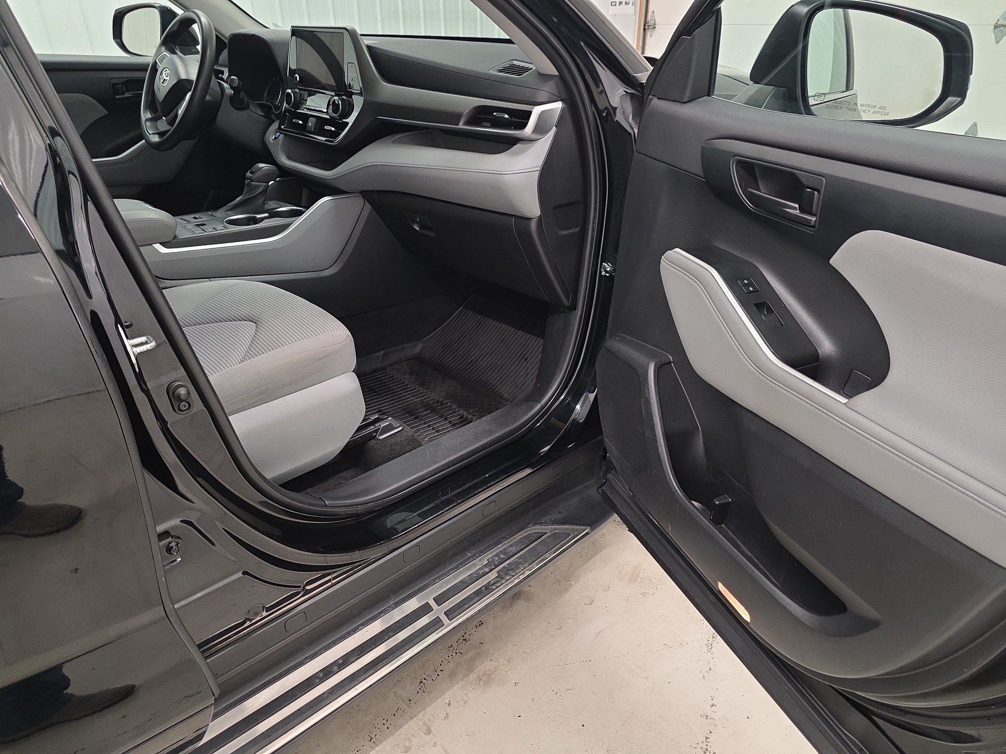 Used 2023 Toyota Highlander L AWD/4WD image 6