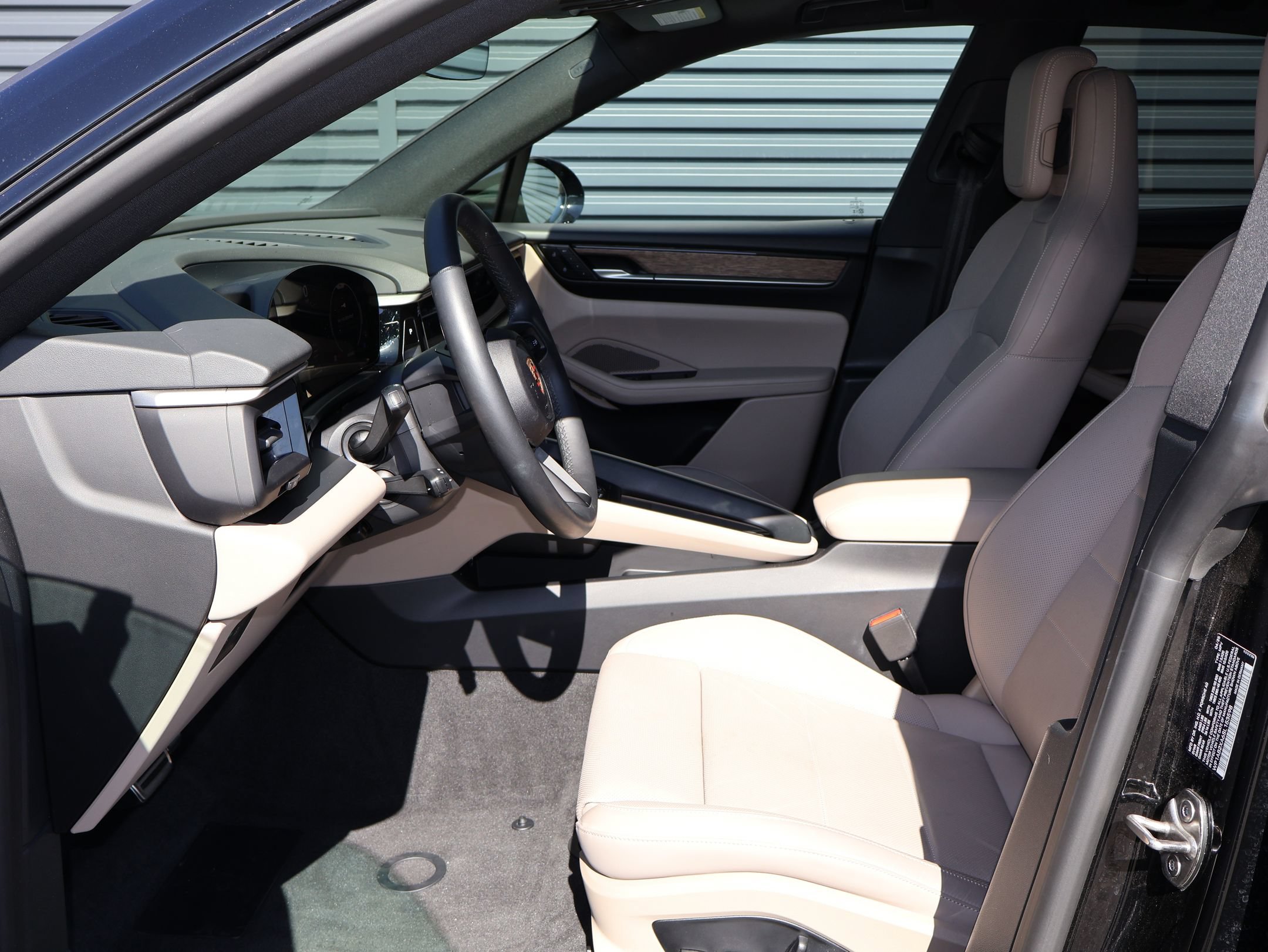 Certified 2025 Porsche Macan 4S Electric AWD/4WD image 5
