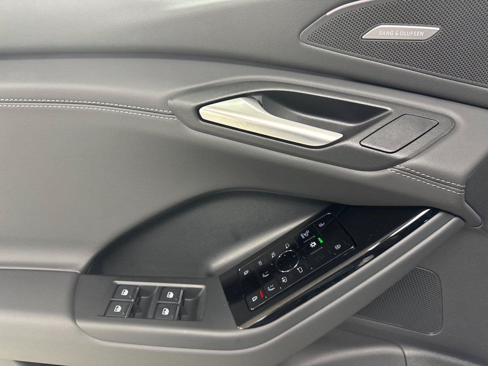 Certified 2025 Audi Q6 e-tron Premium Plus AWD/4WD image 10