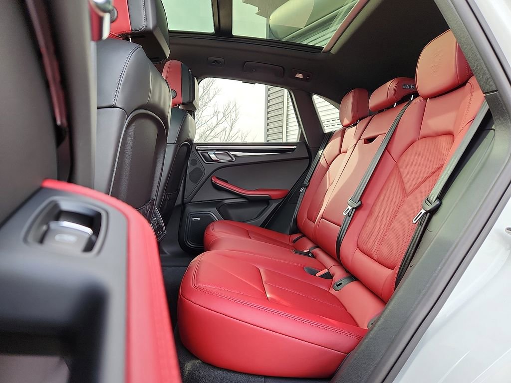 Certified 2025 Porsche Macan image 13