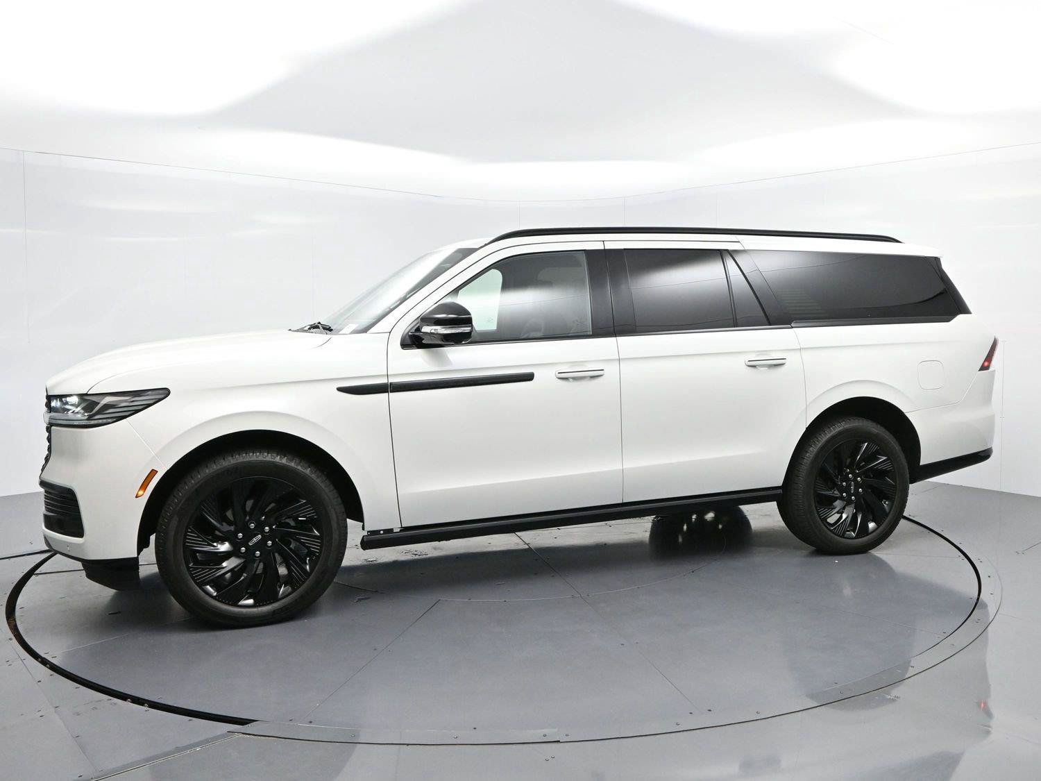 Used 2026 Lincoln Navigator L Reserve w/ Jet Appearance Package AWD/4WD image 4