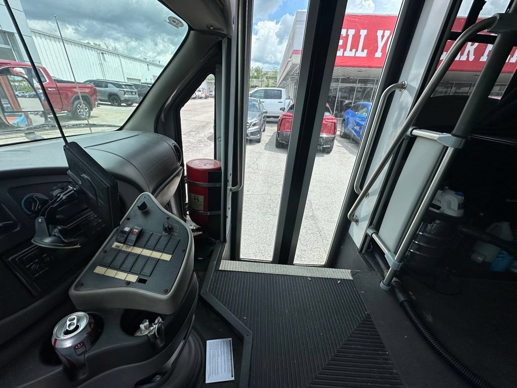 Used 2006 Ford E-350 and Econoline 350 Super Duty RWD image 11