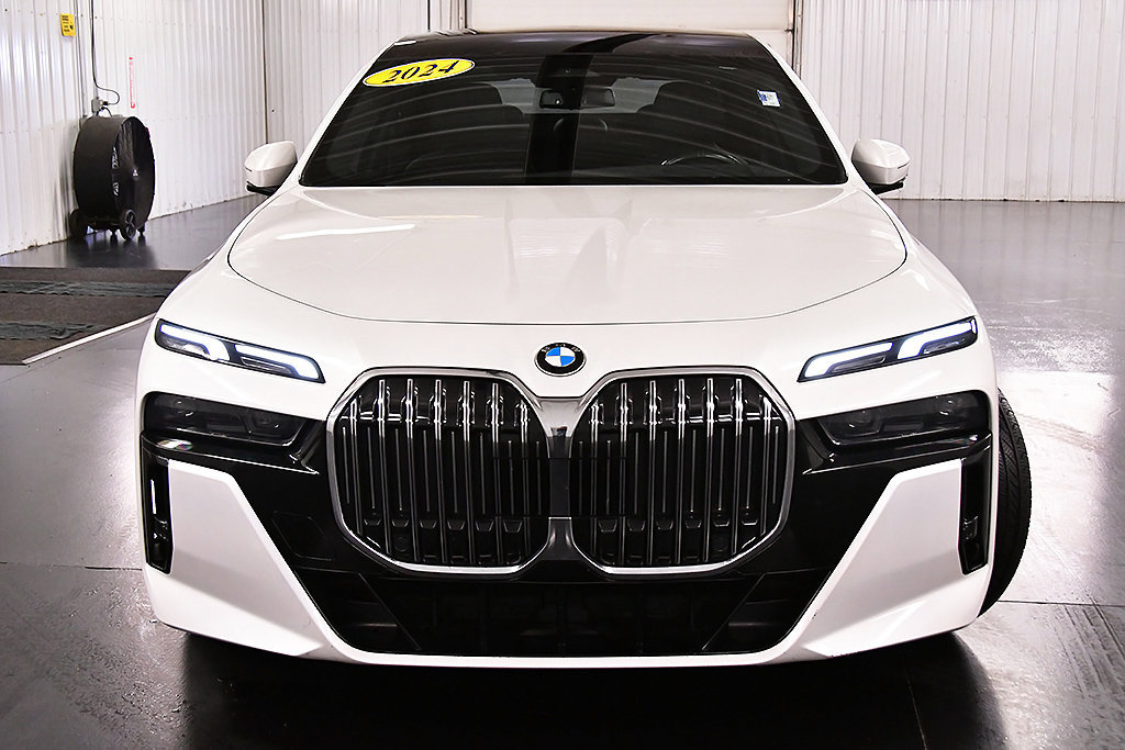 Used 2024 BMW 740i xDrive AWD/4WD image 2
