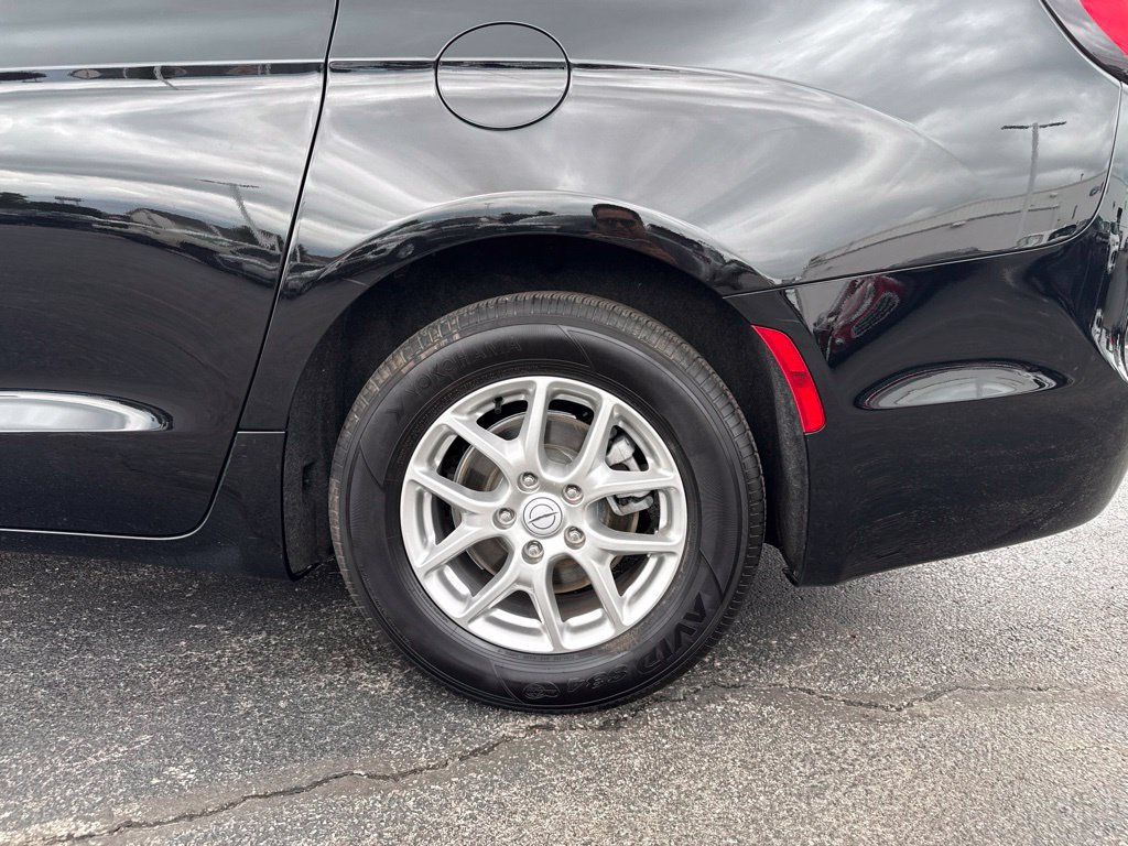 Used 2025 Chrysler Pacifica Select FWD image 42
