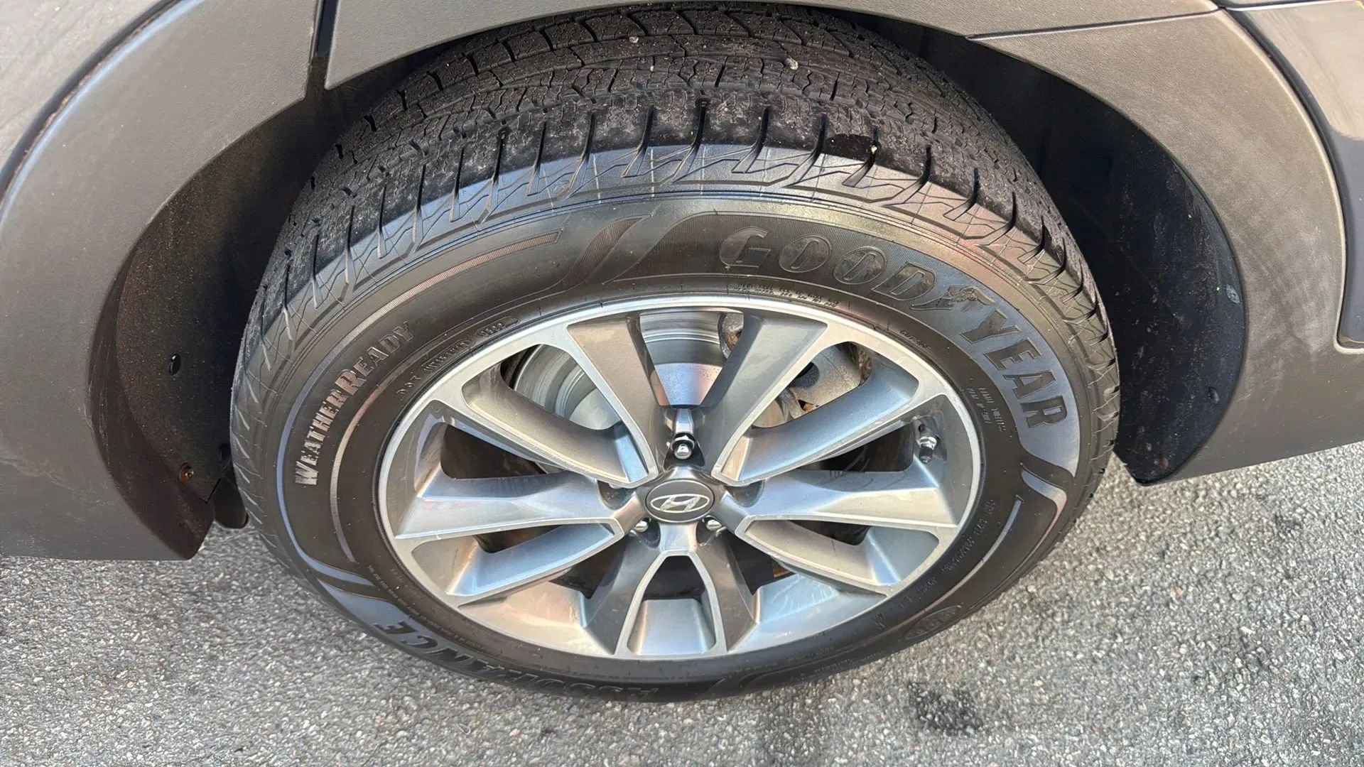 Used 2017 Hyundai Santa Fe SE AWD/4WD image 9