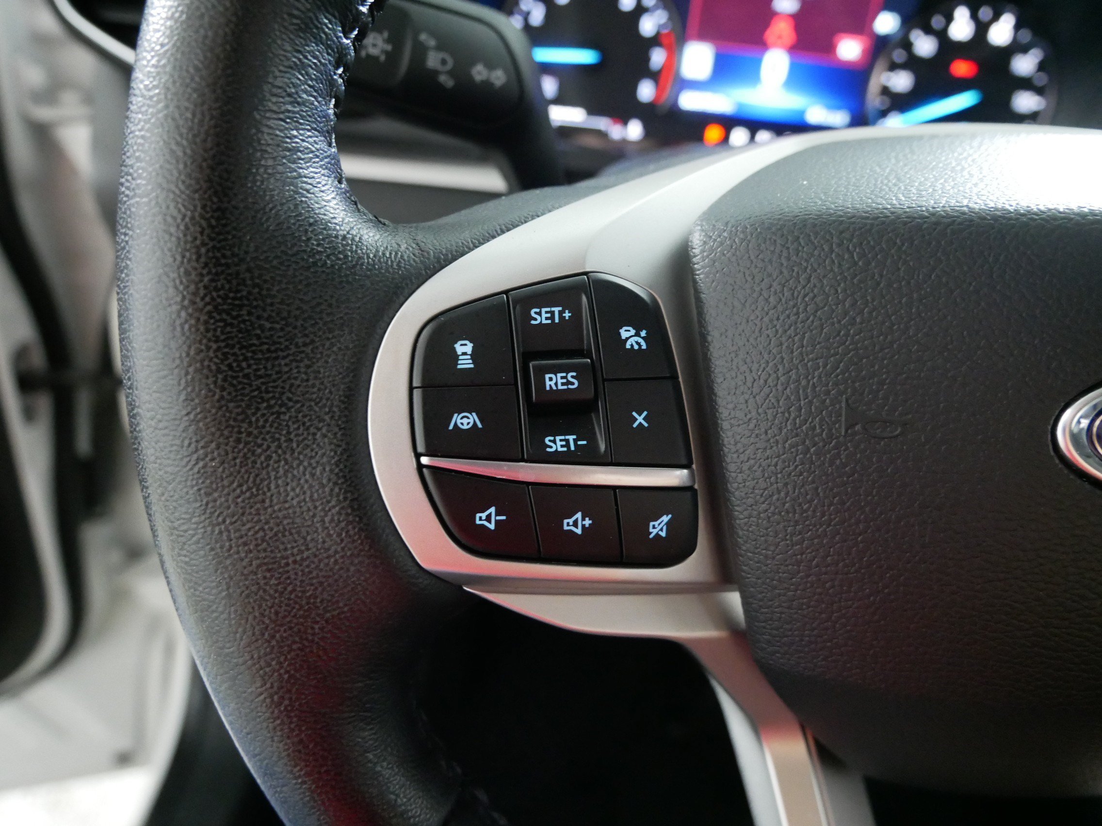 Used 2023 Ford Explorer XLT AWD/4WD image 27