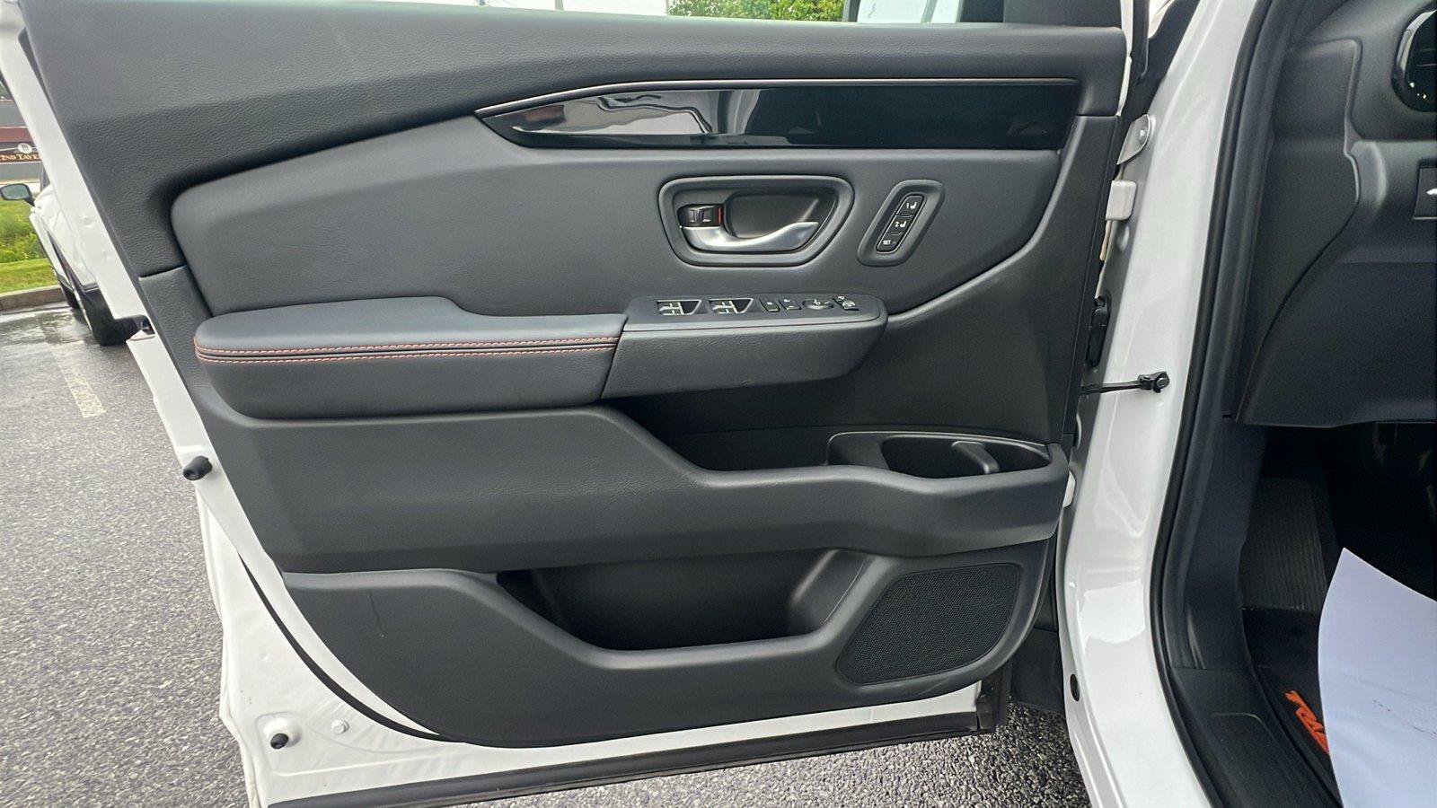 Used 2025 Honda Pilot TrailSport image 24