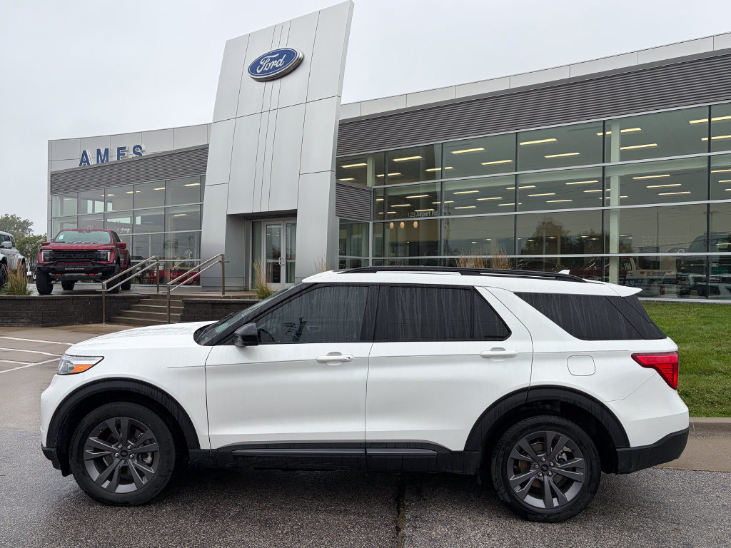 Certified 2023 Ford Explorer XLT w/ Equipment Group 202A AWD/4WD image 3