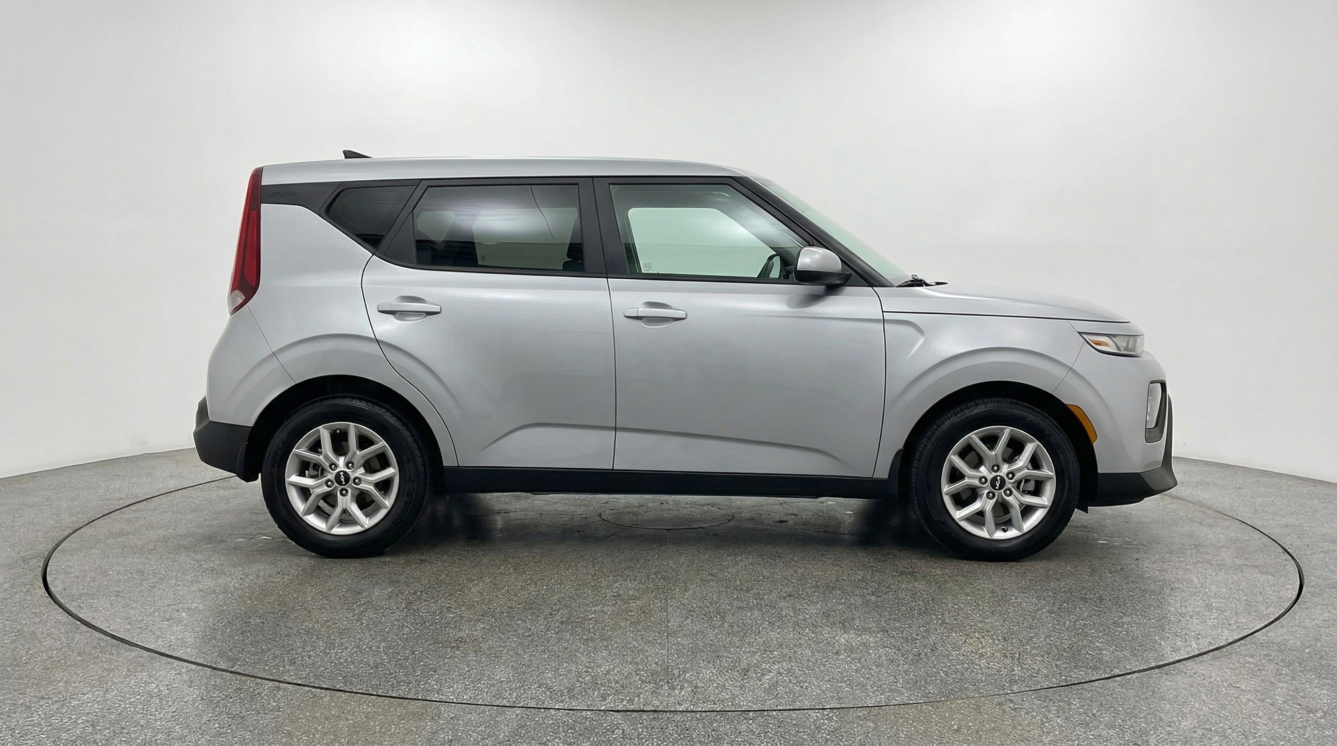 Used 2025 Kia Soul LX w/ LX Technology Package FWD image 11