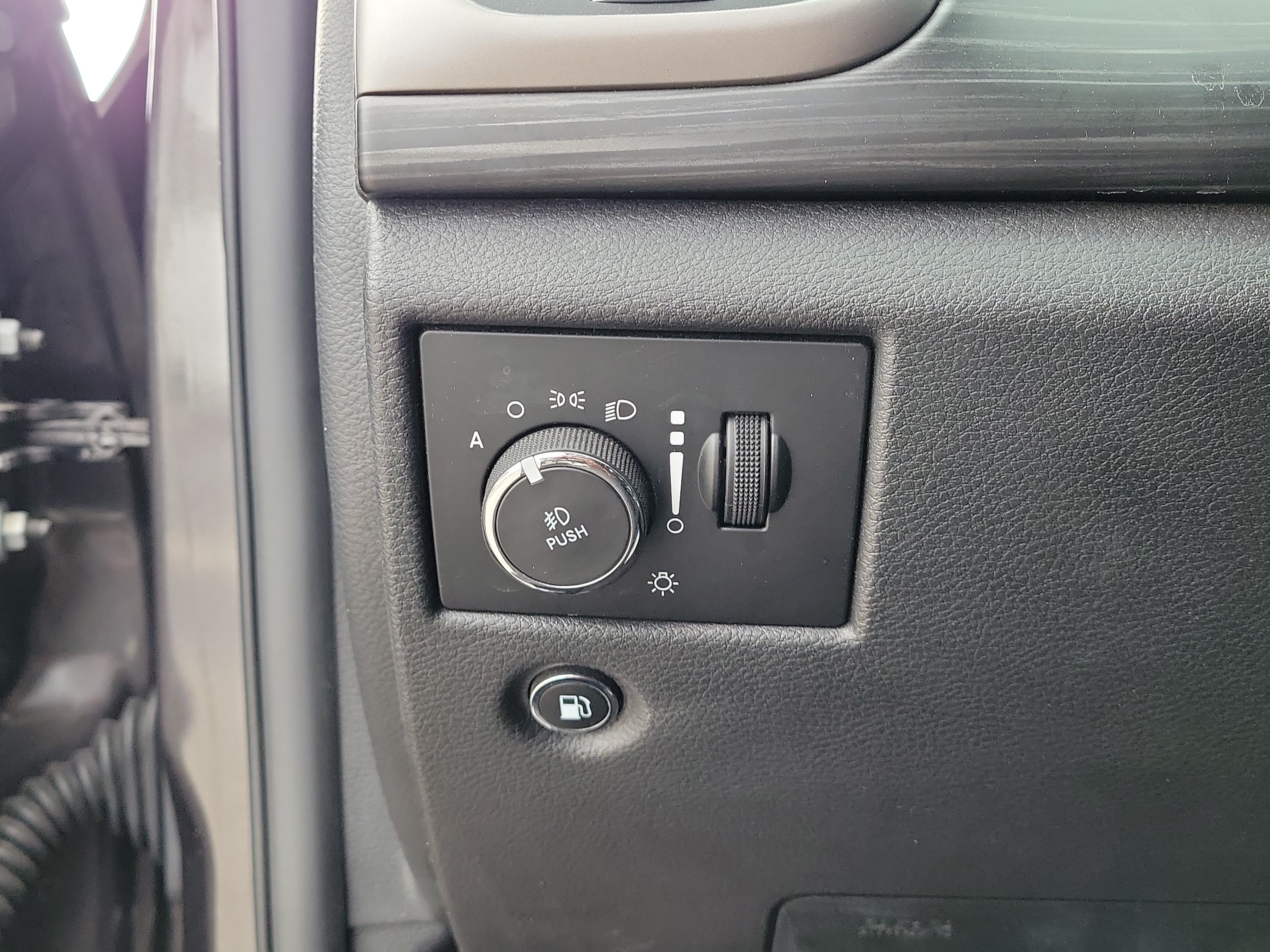 Used 2019 Jeep Grand Cherokee Laredo w/ Laredo X Package RWD image 25