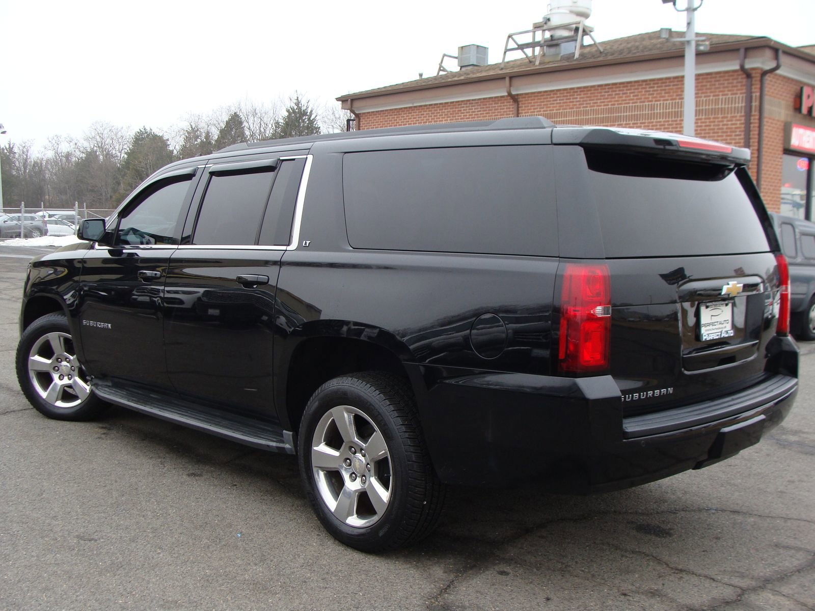 Used 2016 Chevrolet Suburban LT image 4