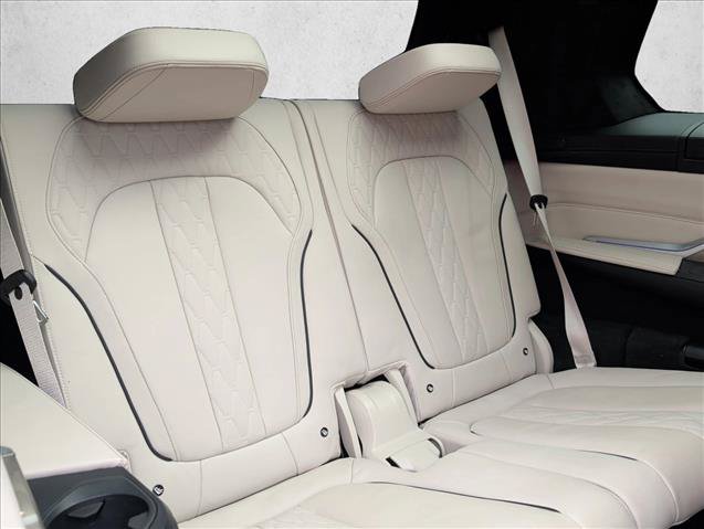 Used 2021 BMW X7 M50i AWD/4WD image 23