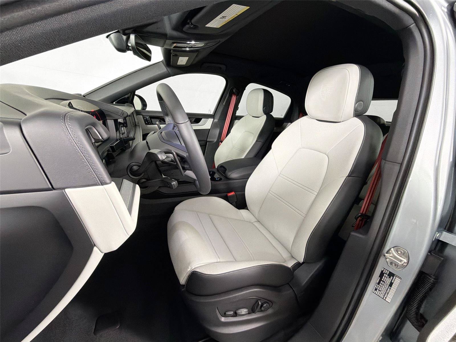 Certified 2026 Porsche Cayenne Coupe AWD/4WD image 5