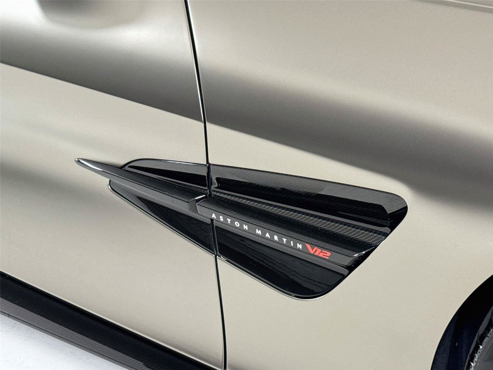 Used 2025 Aston Martin Vanquish RWD image 32