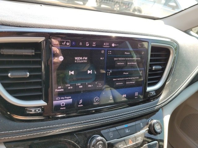 Used 2022 Chrysler Pacifica Touring-L image 18