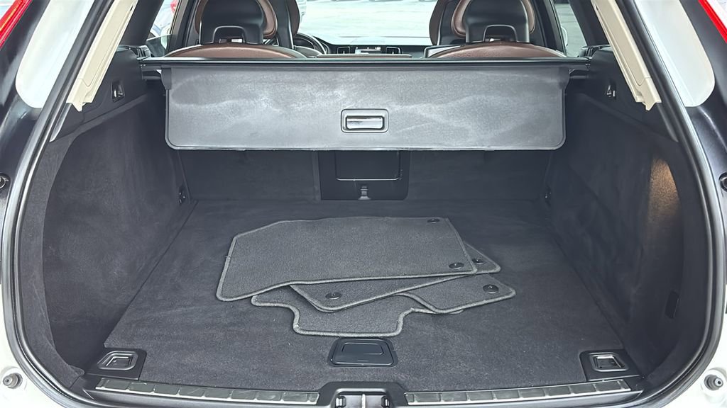 Used 2018 Volvo XC60 T5 Momentum w/ Vision Package image 31