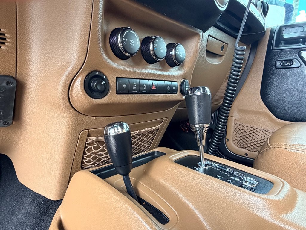 Used 2018 Jeep Wrangler Sahara w/ Connectivity Group AWD/4WD image 13