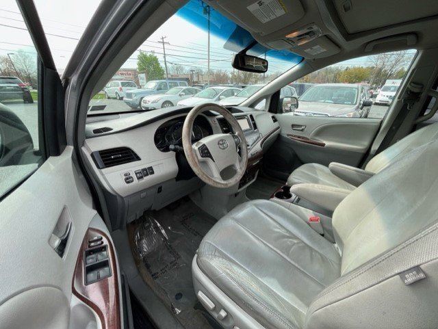 Used 2013 Toyota Sienna XLE image 9