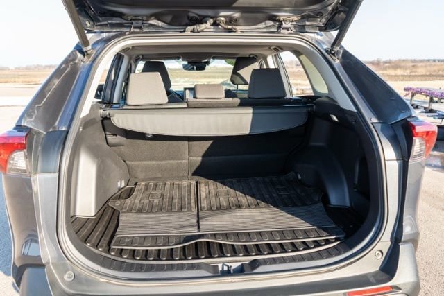 Used 2022 Toyota RAV4 XLE w/ Convenience Package image 12