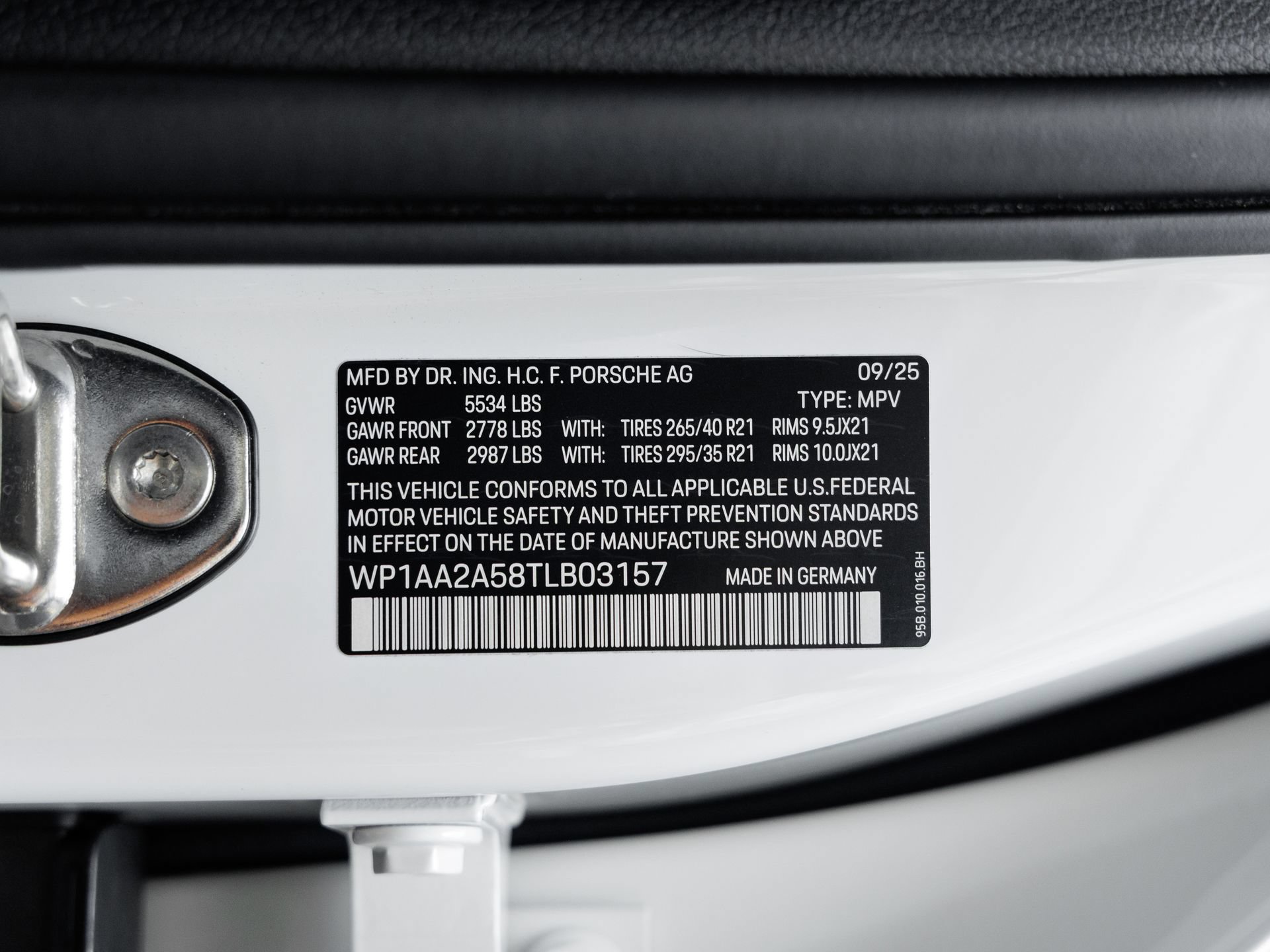 Certified 2026 Porsche Macan AWD/4WD image 43