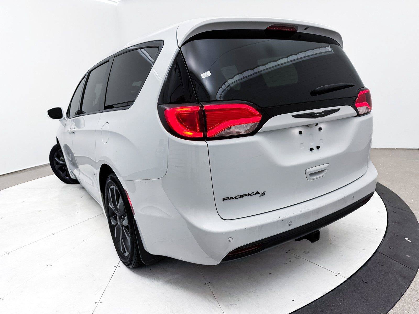 Used 2018 Chrysler Pacifica Touring Plus w/ S Appearance Package FWD image 8