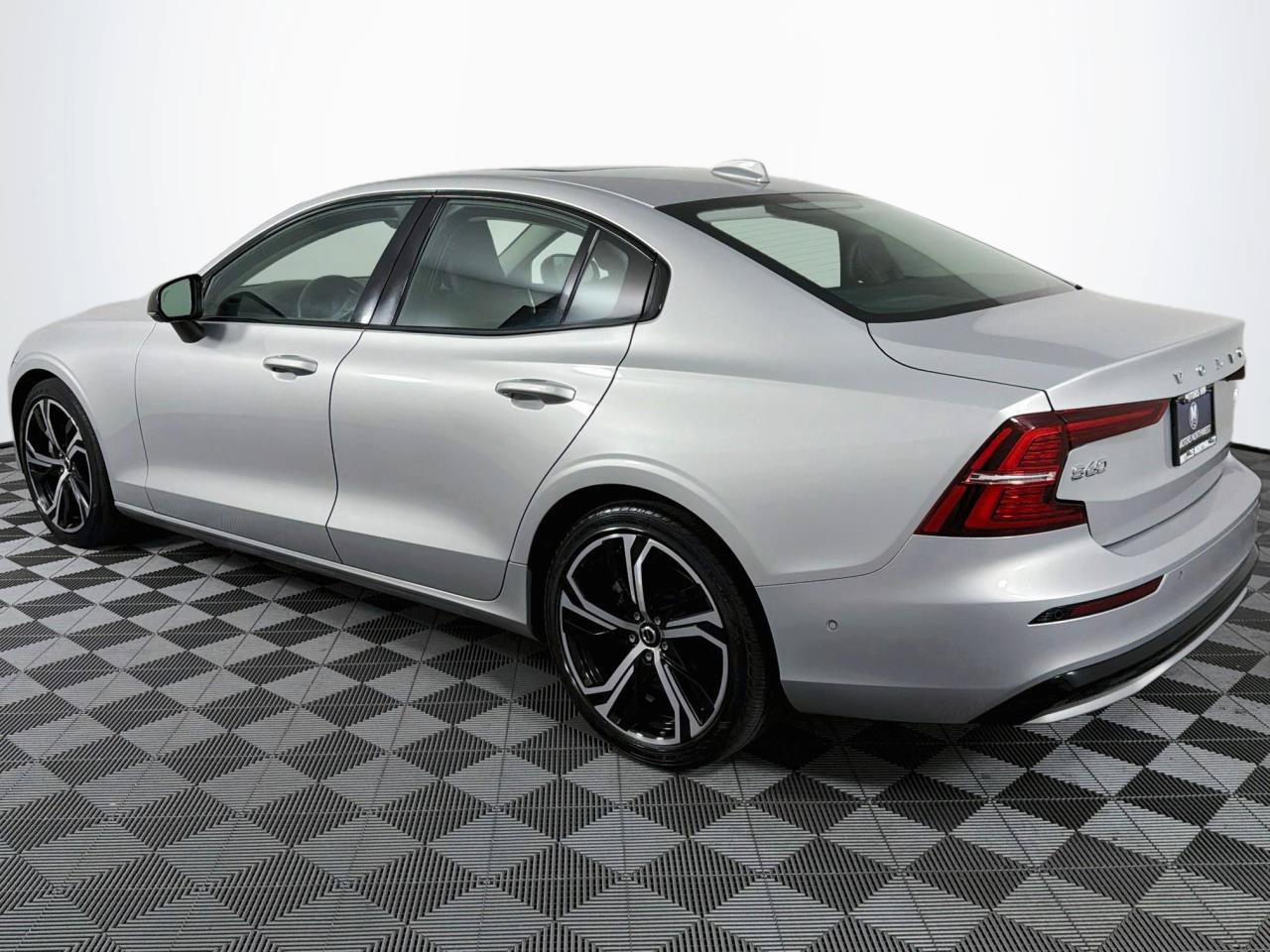 Used 2024 Volvo S60 B5 Plus FWD image 8