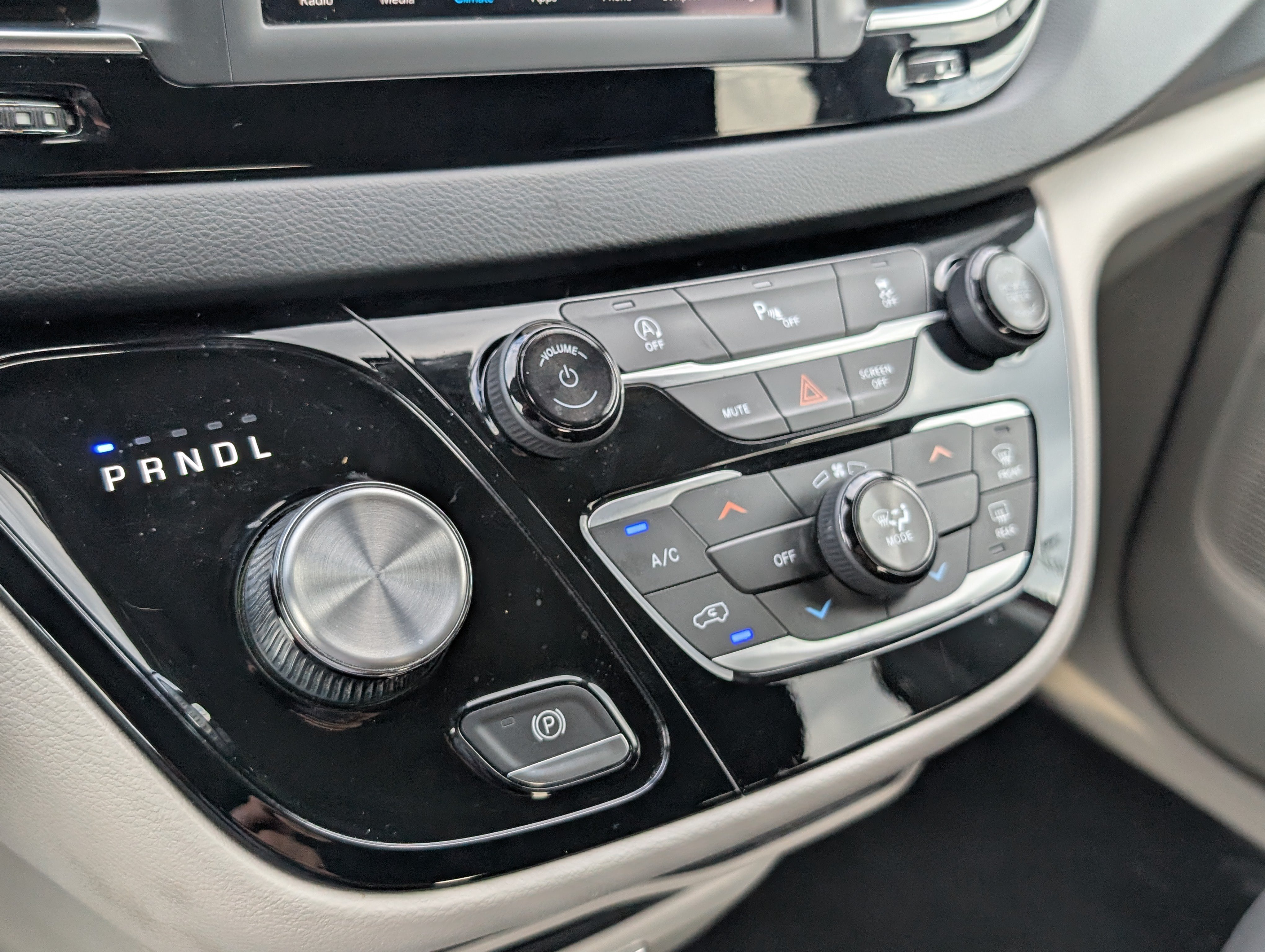 Used 2019 Chrysler Pacifica LX FWD image 18