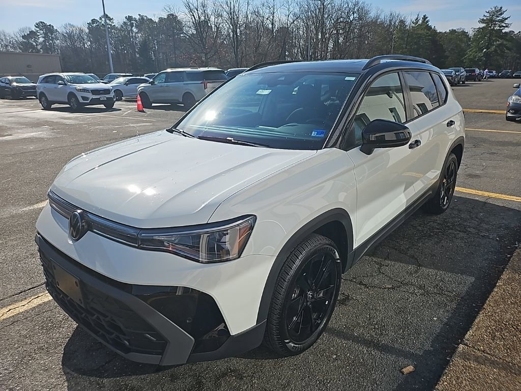 Certified 2025 Volkswagen Taos SE image 2
