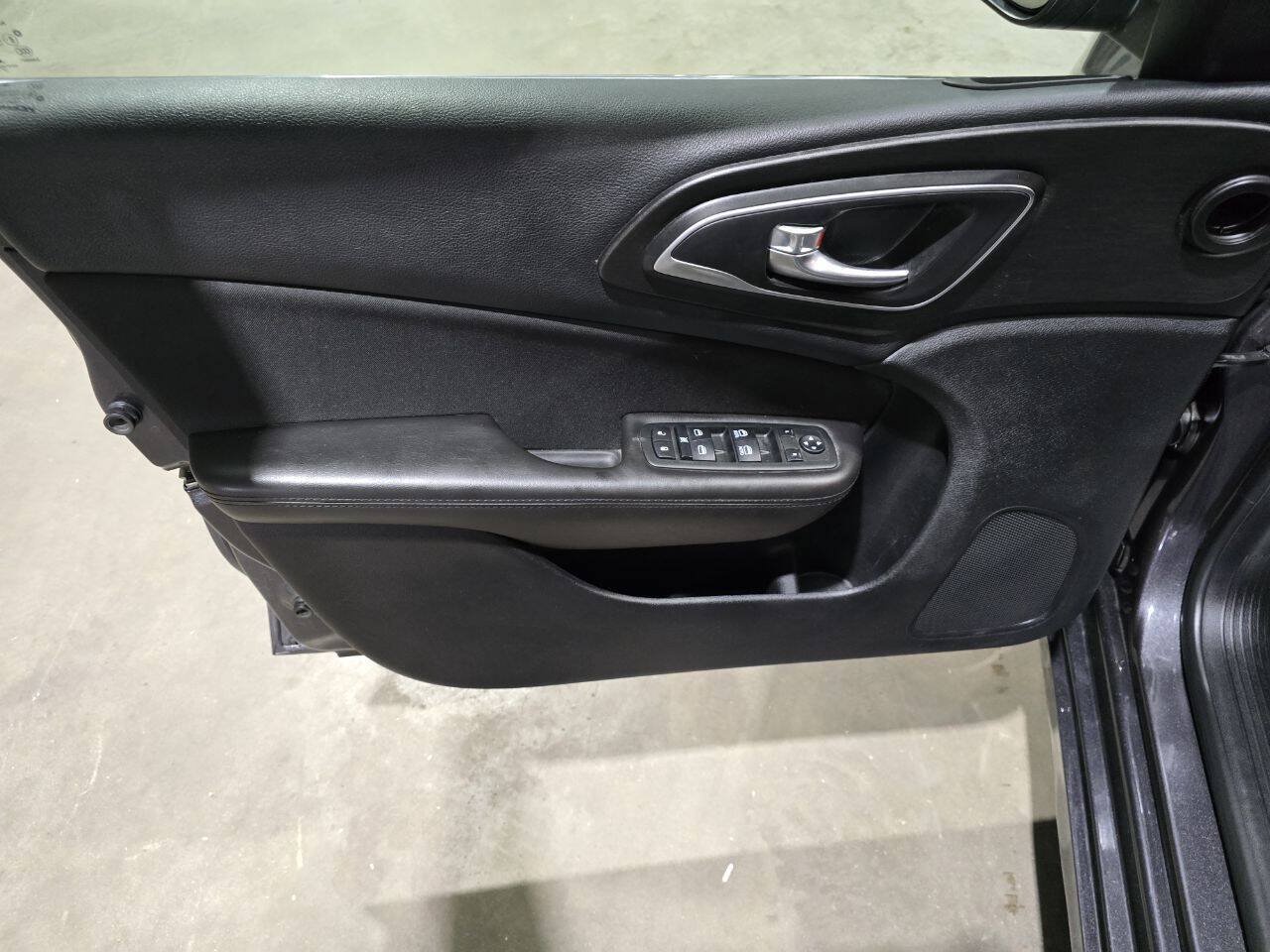 Used 2015 Chrysler 200 Limited w/ Convenience Group FWD image 22