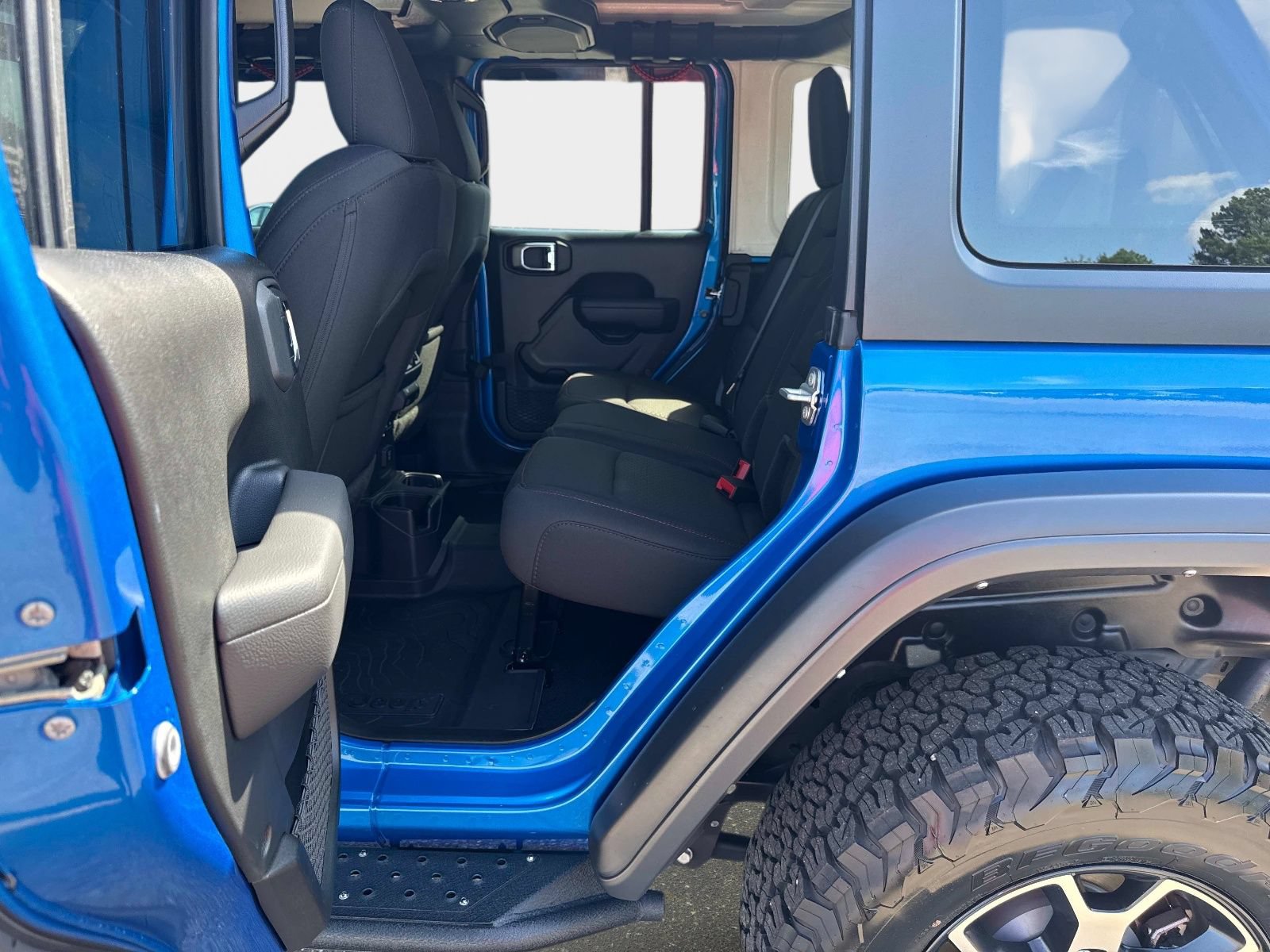 Used 2023 Jeep Wrangler Unlimited Rubicon AWD/4WD image 12