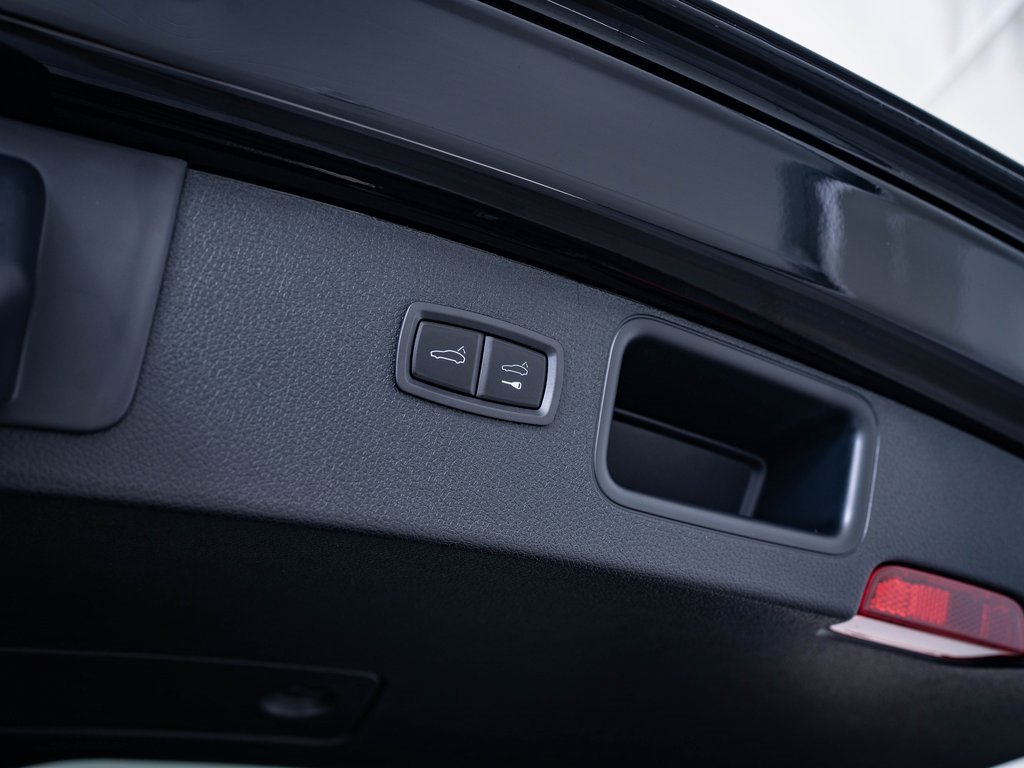 Certified 2025 Porsche Macan image 20