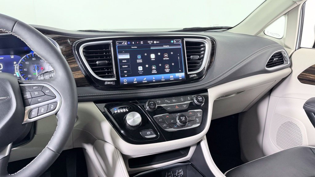Used 2024 Chrysler Pacifica Limited AWD/4WD image 25
