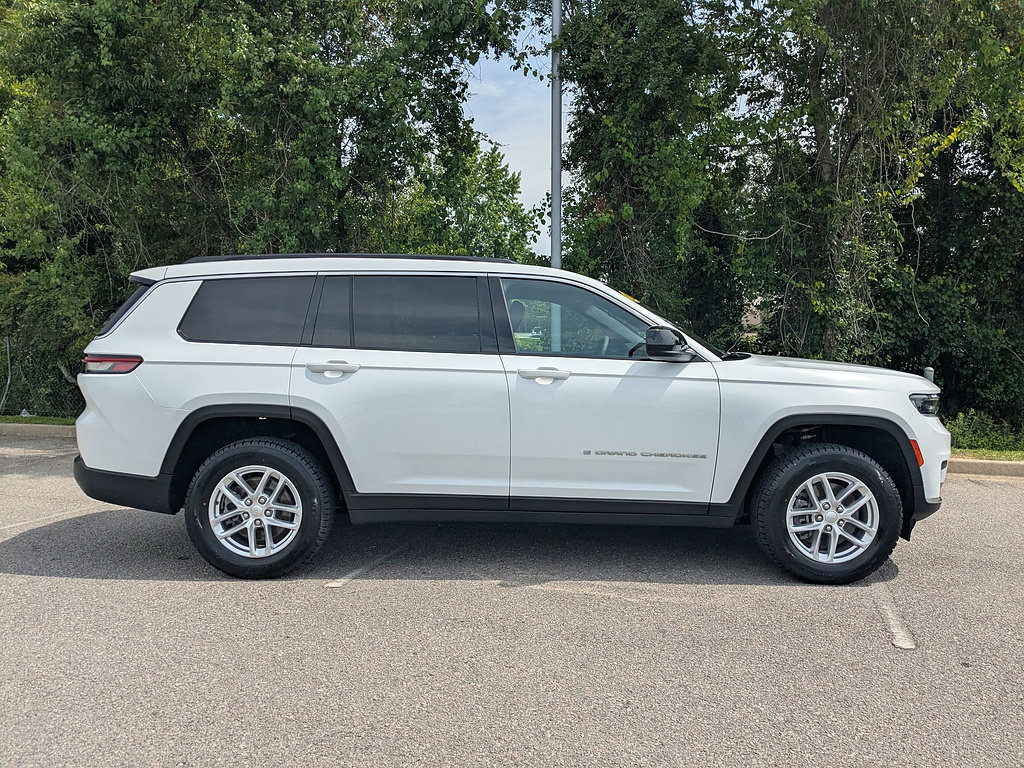 Used 2025 Jeep Grand Cherokee L Laredo w/ Luxury Tech Group I RWD image 2